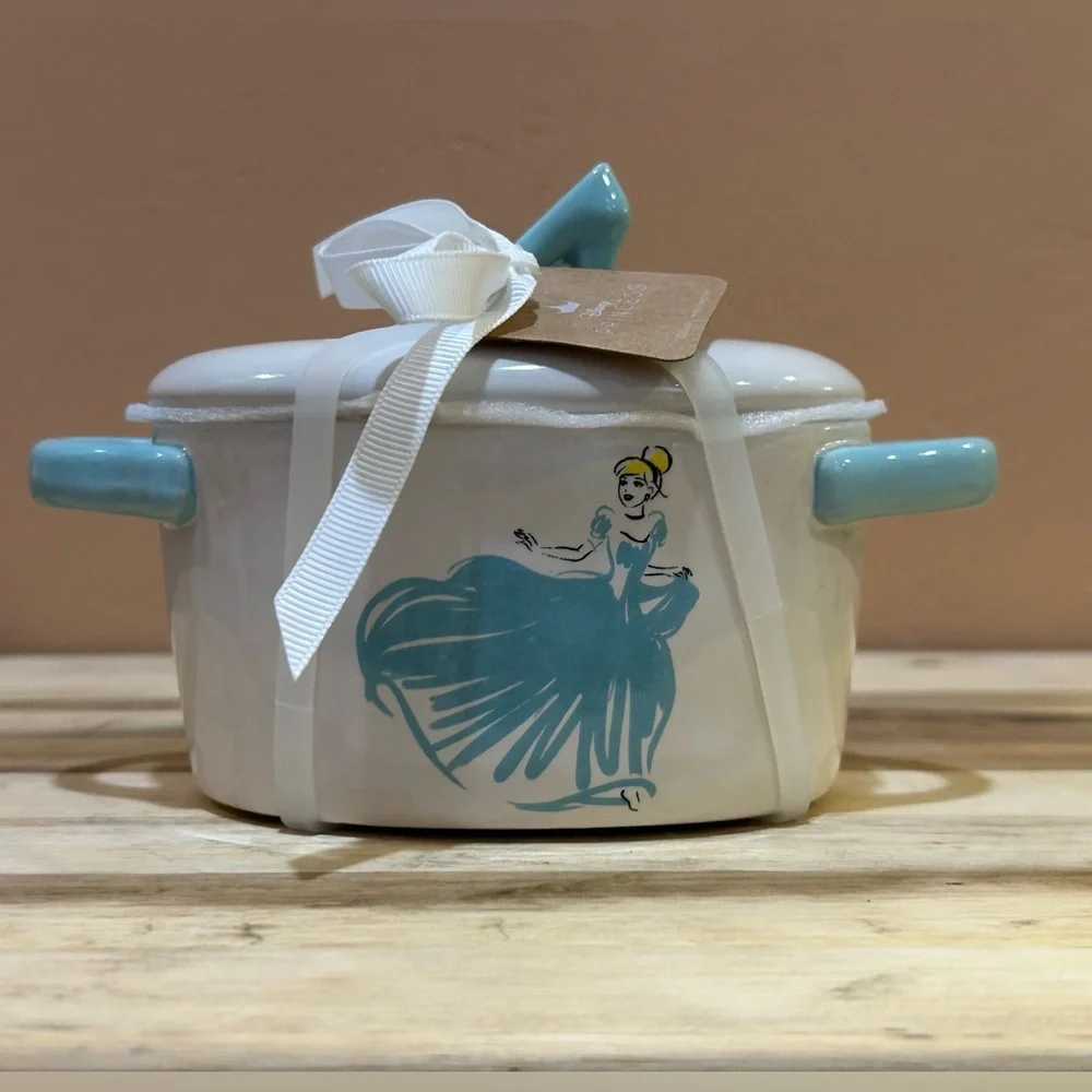 NWTS RAE DUNN DISNEY PRINCESS COLLECTION CINDERELLA CERAMIC BAKING DISH.